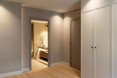 Apartamento de 5 dormitorios en venta en Barcelona, Cataluña, Spain № 8440 - foto 28