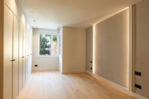 Apartamento de 5 dormitorios en venta en Barcelona, Cataluña, Spain № 8440 - foto 26