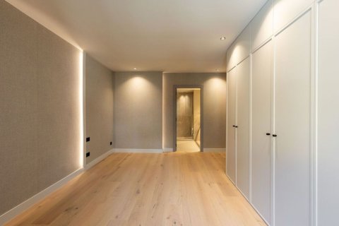 Apartamento de 5 dormitorios en venta en Barcelona, Cataluña, Spain № 8440 - foto 27