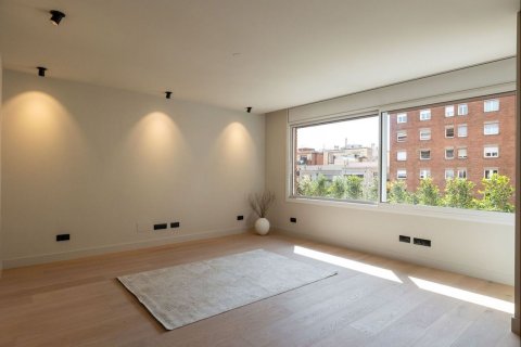 Apartamento de 5 dormitorios en venta en Barcelona, Cataluña, Spain № 8440 - foto 16
