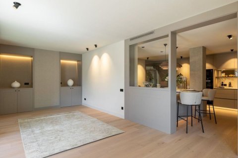 Apartamento de 5 dormitorios en venta en Barcelona, Cataluña, Spain № 8440 - foto 8