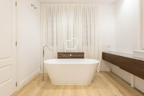 Apartamento de 3 dormitorios en venta en Barcelona, Cataluña, Spain № 4230 - foto 29