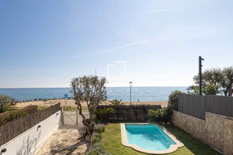 Villa de 7 dormitorios en alquiler en Caldes d'Estrac, Barcelona, Cataluña, Spain № 8512 - foto 16