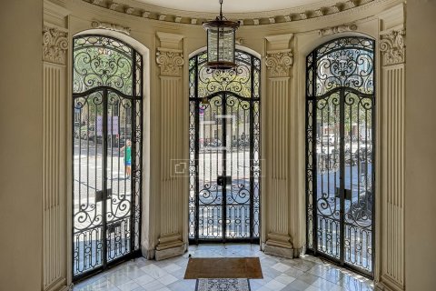 Apartamento de 4 dormitorios en venta en Barcelona, Cataluña, Spain № 8508 - foto 29
