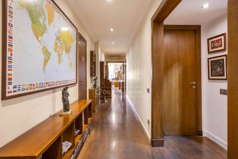 Apartamento de 4 dormitorios en venta en Barcelona, Cataluña, Spain № 8508 - foto 20