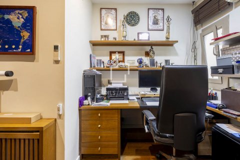 Apartamento de 4 dormitorios en venta en Barcelona, Cataluña, Spain № 8508 - foto 25