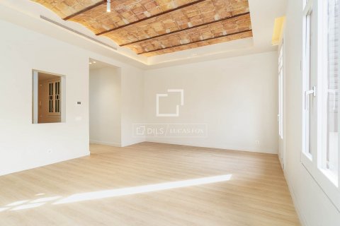 3 bedrooms apartment for sale in Barcelona, Catalonia, Spain № 8509 - photo 2