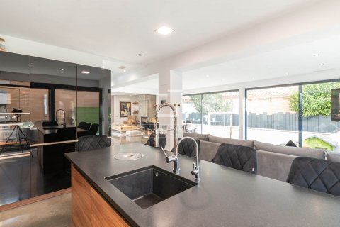 Villa de 5 dormitorios en alquiler en Castelldefels, Barcelona, Cataluña, Spain № 8510 - foto 6