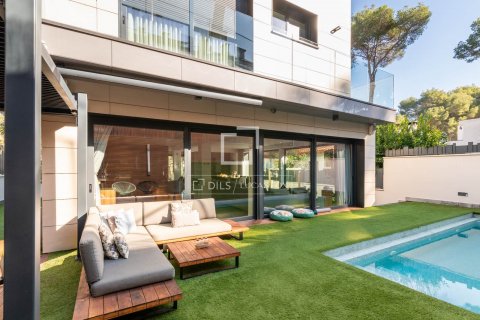 Villa de 5 dormitorios en alquiler en Castelldefels, Barcelona, Cataluña, Spain № 8510 - foto 2