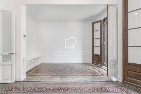 Купить квартиру в Барселона, Испания с 3 спальни, 91м², № 8599 - фото 4