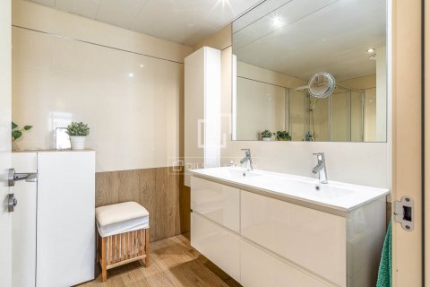 Apartamento de 4 dormitorios en venta en Barcelona, Cataluña, Spain № 8601 - foto 28