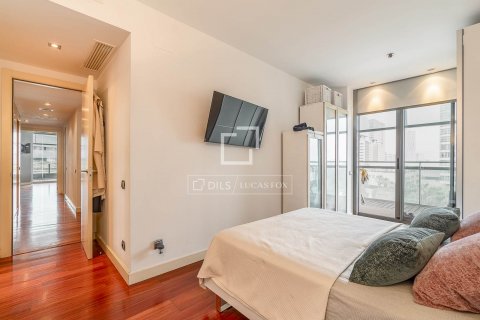 Apartamento de 4 dormitorios en venta en Barcelona, Cataluña, Spain № 8601 - foto 22