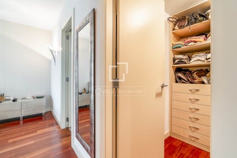 Apartamento de 4 dormitorios en venta en Barcelona, Cataluña, Spain № 8601 - foto 27
