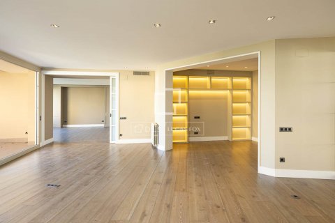 Apartamento de 5 dormitorios en venta en Barcelona, Cataluña, Spain № 8597 - foto 11
