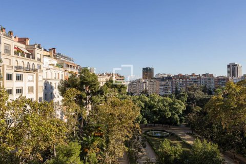 Apartamento de 5 dormitorios en venta en Barcelona, Cataluña, Spain № 8597 - foto 9
