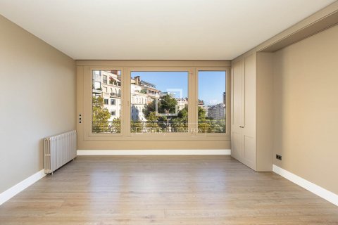 Apartamento de 5 dormitorios en venta en Barcelona, Cataluña, Spain № 8597 - foto 4