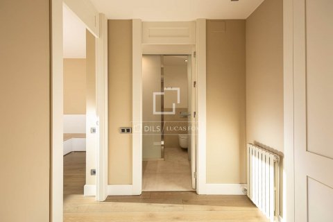 Apartamento de 5 dormitorios en venta en Barcelona, Cataluña, Spain № 8597 - foto 30