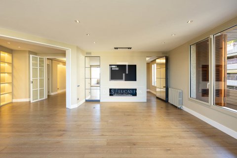 Apartamento de 5 dormitorios en venta en Barcelona, Cataluña, Spain № 8597 - foto 22
