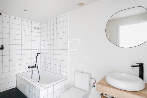 2 bedrooms apartment for sale in Barcelona, Catalonia, Spain № 8595 - photo 12