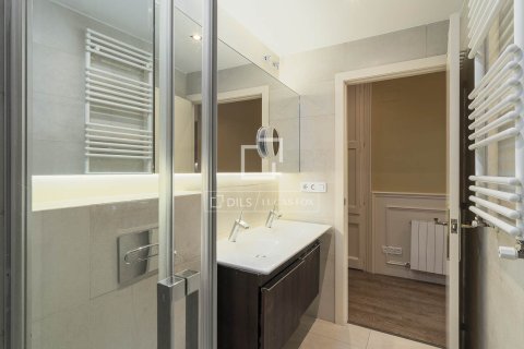 Apartamento de 2 dormitorios en venta en Barcelona, Cataluña, Spain № 3952 - foto 20