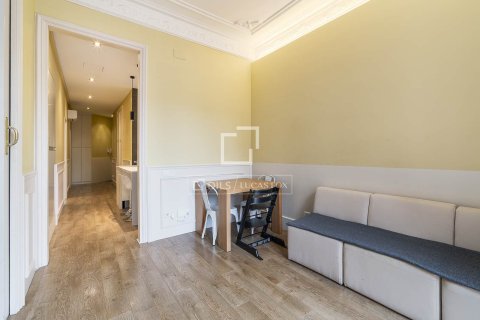 Apartamento de 2 dormitorios en venta en Barcelona, Cataluña, Spain № 3952 - foto 3