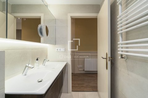 Apartamento de 2 dormitorios en venta en Barcelona, Cataluña, Spain № 3952 - foto 19