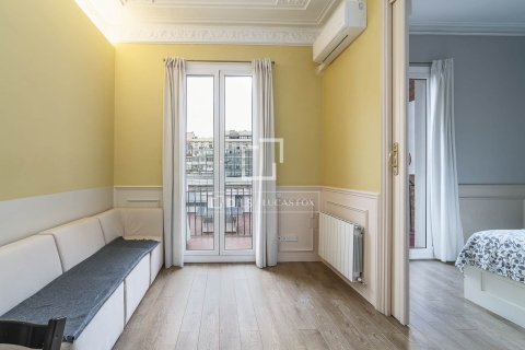 Apartamento de 2 dormitorios en venta en Barcelona, Cataluña, Spain № 3952 - foto 2