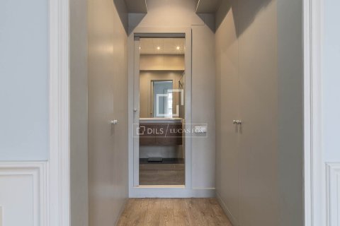 Apartamento de 2 dormitorios en venta en Barcelona, Cataluña, Spain № 3952 - foto 26