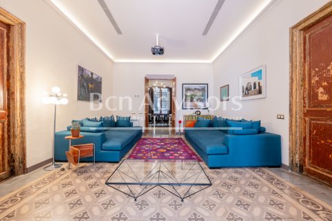 Apartamento de 7 dormitorios en venta en Barcelona, Cataluña, Spain № 2857 - foto 7