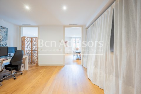 Apartamento de 4 dormitorios en venta en Barcelona, Cataluña, Spain № 2862 - foto 12