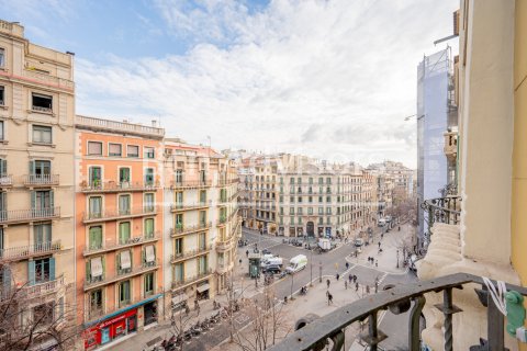 Apartamento de 4 dormitorios en venta en Barcelona, Cataluña, Spain № 2862 - foto 8