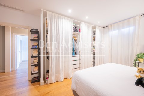 Apartamento de 4 dormitorios en venta en Barcelona, Cataluña, Spain № 2862 - foto 30