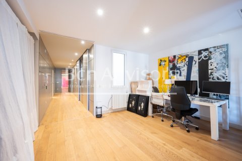 Apartamento de 4 dormitorios en venta en Barcelona, Cataluña, Spain № 2862 - foto 14