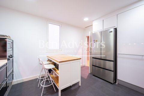 Apartamento de 4 dormitorios en venta en Barcelona, Cataluña, Spain № 2862 - foto 19