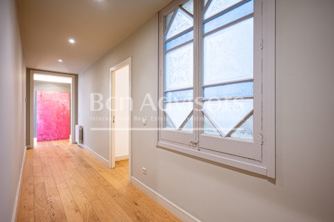 Apartamento de 4 dormitorios en venta en Barcelona, Cataluña, Spain № 2862 - foto 24