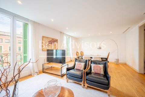 Apartamento de 4 dormitorios en venta en Barcelona, Cataluña, Spain № 2862 - foto 2