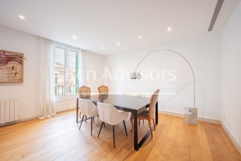 Apartamento de 4 dormitorios en venta en Barcelona, Cataluña, Spain № 2862 - foto 4