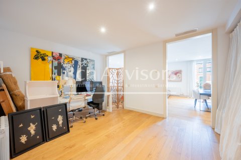 Apartamento de 4 dormitorios en venta en Barcelona, Cataluña, Spain № 2862 - foto 13