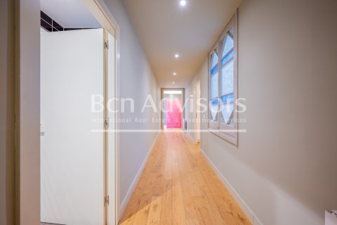 Apartamento de 4 dormitorios en venta en Barcelona, Cataluña, Spain № 2862 - foto 23