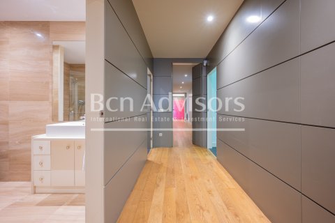 Apartamento de 4 dormitorios en venta en Barcelona, Cataluña, Spain № 2862 - foto 22