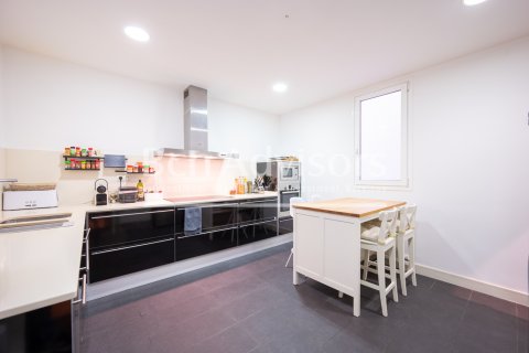 Apartamento de 4 dormitorios en venta en Barcelona, Cataluña, Spain № 2862 - foto 17