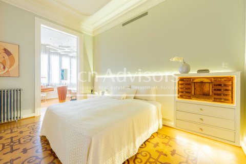 Apartamento de 2 dormitorios en venta en Barcelona, Cataluña, Spain № 2858 - foto 23