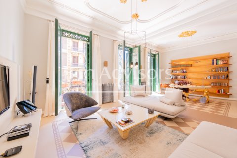 Apartamento de 2 dormitorios en venta en Barcelona, Cataluña, Spain № 2858 - foto 2