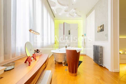 Apartamento de 2 dormitorios en venta en Barcelona, Cataluña, Spain № 2858 - foto 27