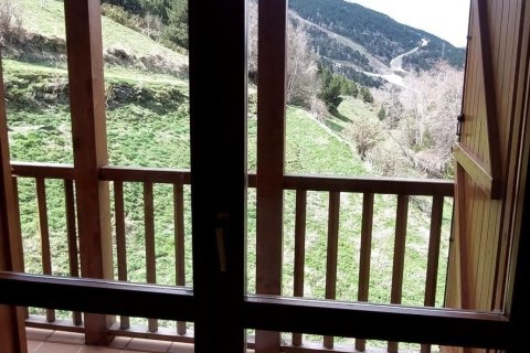 Apartamento de 3 dormitorios en alquiler en Principado De Andorra (Ninguna Poblacion Tiene C.P.), Lérida, Cataluña, Spain № 8000 - foto 4