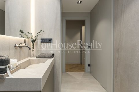 Apartamento de 2 dormitorios en venta en Ciudad Vieja, Barcelona, Cataluña, Spain № 2343 - foto 24