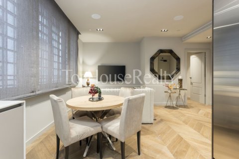 Apartamento de 2 dormitorios en venta en Ciudad Vieja, Barcelona, Cataluña, Spain № 2343 - foto 9