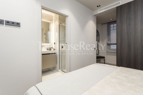 Apartamento de 2 dormitorios en venta en Ciudad Vieja, Barcelona, Cataluña, Spain № 2343 - foto 17