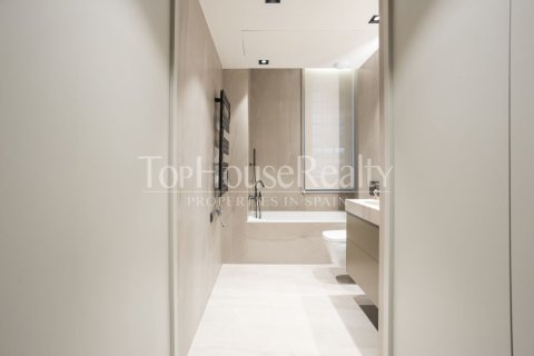 Apartamento de 2 dormitorios en venta en Ciudad Vieja, Barcelona, Cataluña, Spain № 2343 - foto 26
