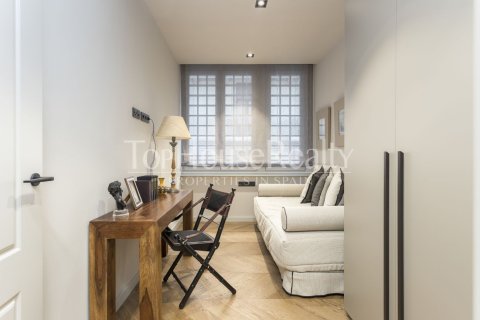 Apartamento de 2 dormitorios en venta en Ciudad Vieja, Barcelona, Cataluña, Spain № 2343 - foto 23